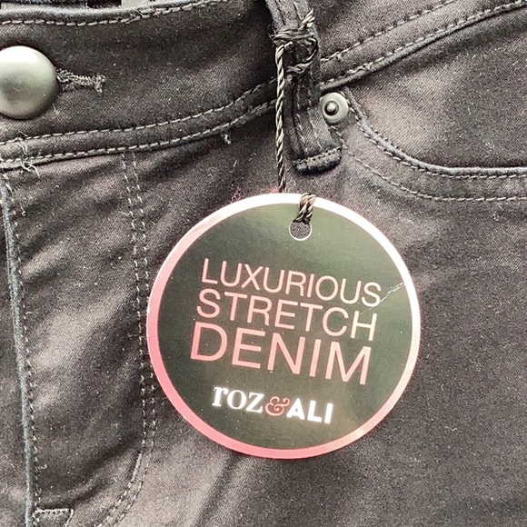 NWT Roz & Ali Luxurious Stretch Denim Black Capri Pant Size 8 - Picture 3 of 7